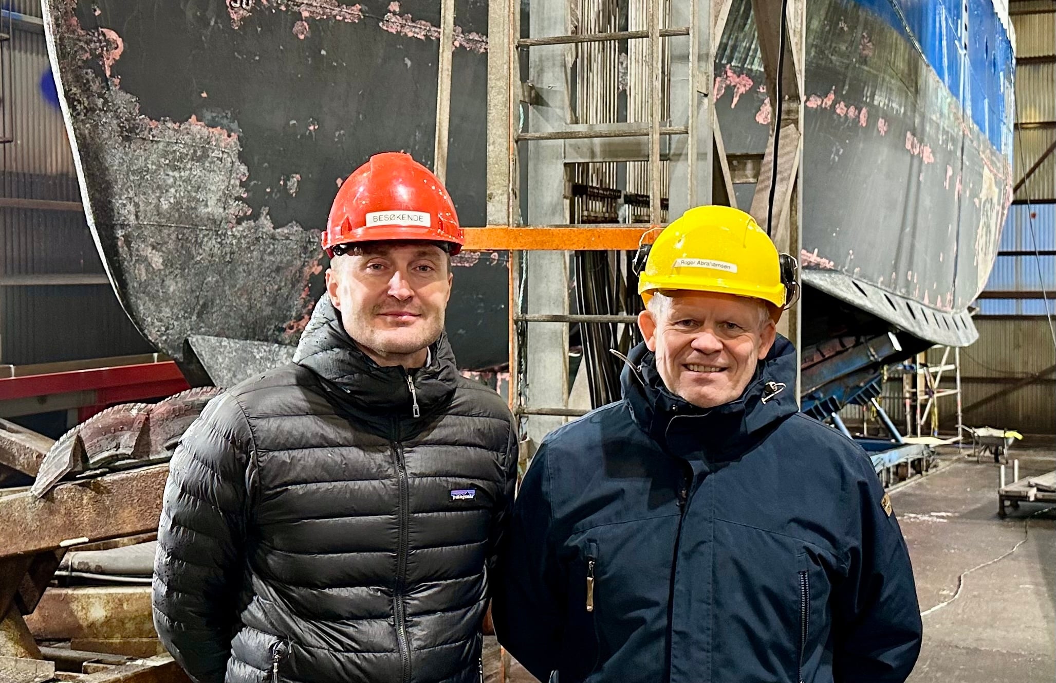 Regiondirekt&oslash;r Hans Christian Hansson i m&oslash;te med daglig leder og medeier Roger Abrahamsen p&aring; Ballstad Slip