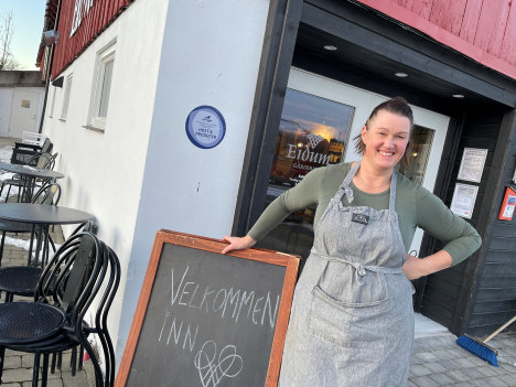 Innehaver Solvår avbildet utenfor gårdskafeen