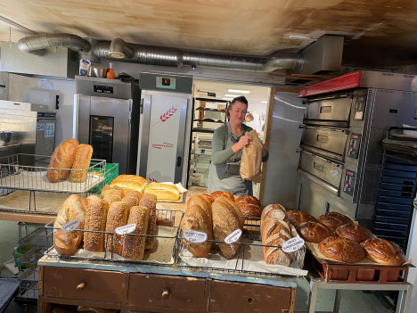 Brød ligger på rad og rekke i bakeriet