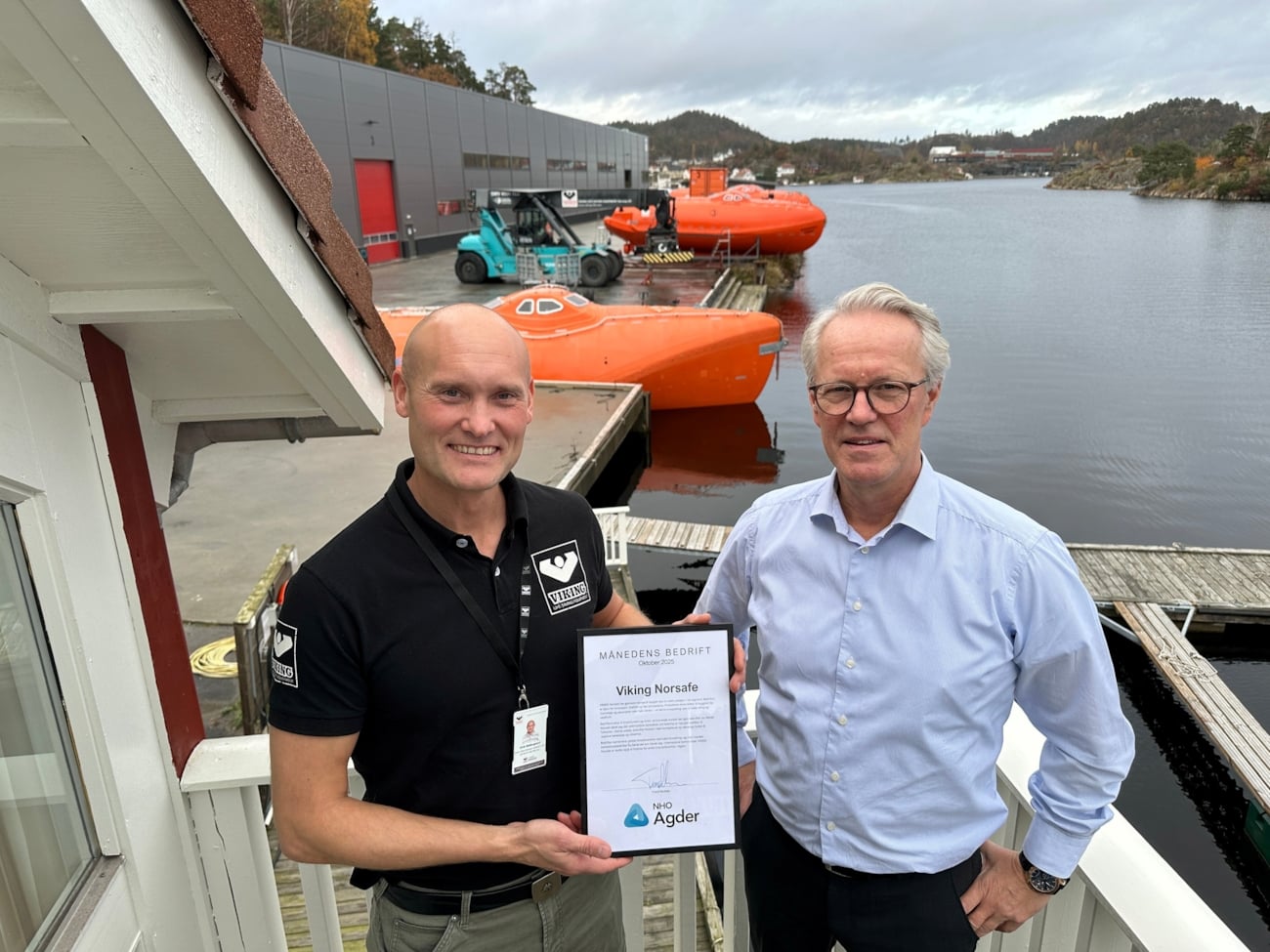 Salgssjef Eirik Møllergaard (til venstre) og adm. direktør Dag Songedal gleder seg over at Viking Life-Saving Equipment på Tromøy når stadig nye milepæler. Nå skal de bygge nye patruljebåter til den norske Tolletaten. I bakgrunnen livbåter som også produseres av bedriften.
