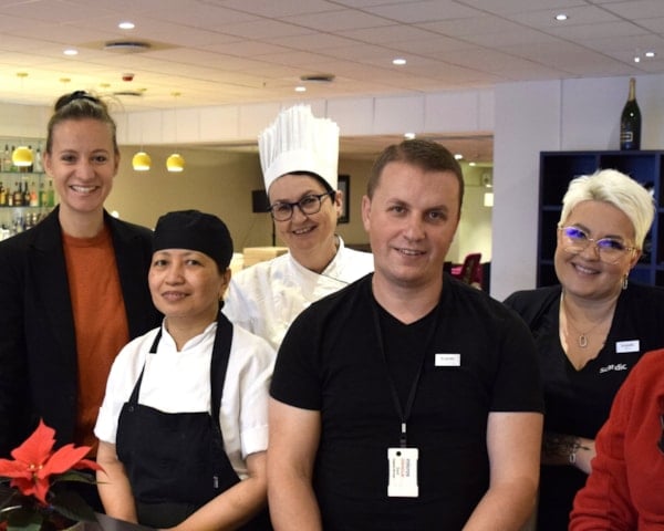Scandic Seilet og Scandic Alexandra Molde har medarbeidere fra en rekke land. Sittende foran fra venstre Vivian fra Filippinene, Serif fra Bosnia-Hercegovina og Anna fra Russland. Stående bak fra venstre direktør Vanja, Mareike fra Tyskland, May Britt fra Norge og Natalja fra Latvia.