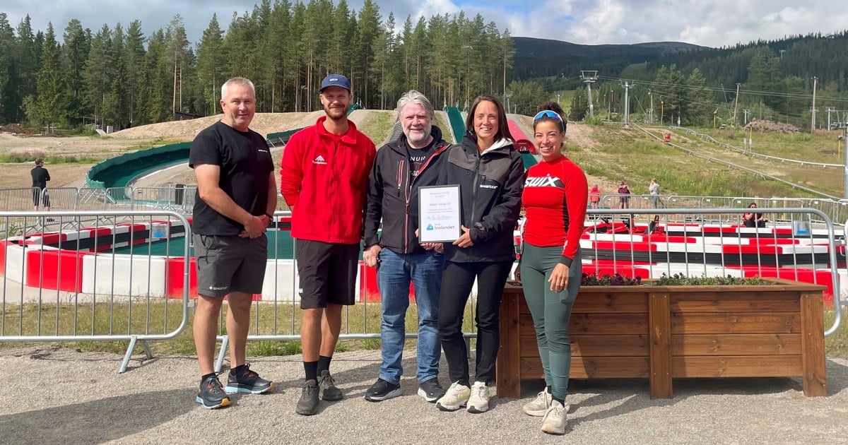 Vi gratulerer Skistar AS avdeling Trysil som månedens bedrift. F.v. Tor Bagsjøberget, Alexander Andersson, Wegard Matsson, Mia Norell i SkiStar og Linn Alicia Slora Kristiansen seniorrådgiver i NHO Innlandet. Foto: Alicia Slora Kristiansen.